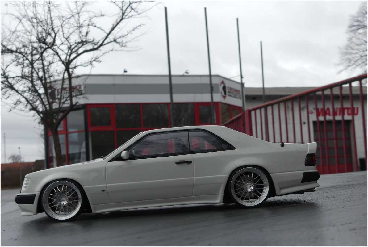 1:18 Mercedes Benz 300 CE 124 - AMG Dealer Arktisweiß Edition